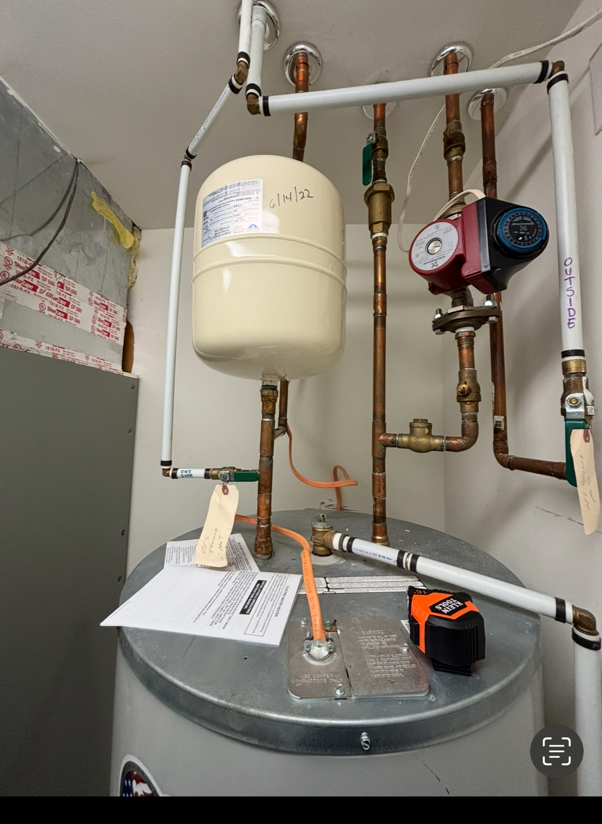 Water heater with copper pipe manifold and expansion tank